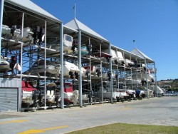 Des garages à bateaux, quand il n'y a plus de place au port