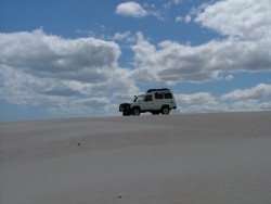 Seuls au monde sur la grande dune de sable blanc
