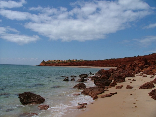 Falaises rouges, sable blons, mer azur ...