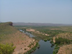 La demeure du propriétaire du domaine est juchée sur un des promontoires donnant sur la rivière, on comprend bien pourquoi