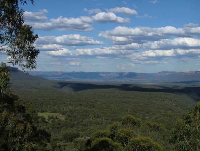 e sont les vapeurs bleutées secrétées par les millions d'eucalyptus qui donnent son nom à cette chaîne de montagnes