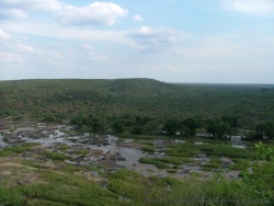 Dans la chaleur étouffante, une halte bienvenue au camp Olifants avec vue imprenable sur la rivière et ses alentours