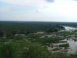 La vue sur les plaines du haut des falaises, permet d'apercevoir les animaux qui s'approchent de la rivière