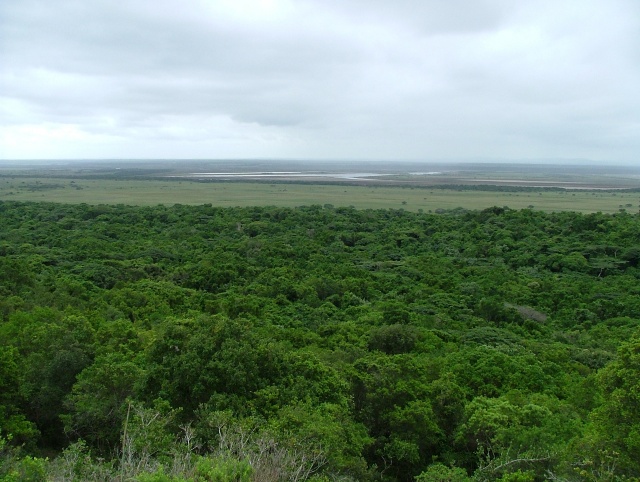 De l'autre côté, vue sur le lac entouré d'immenses plaines