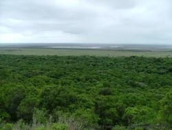 De l'autre côté, vue sur le lac entouré d'immenses plaines