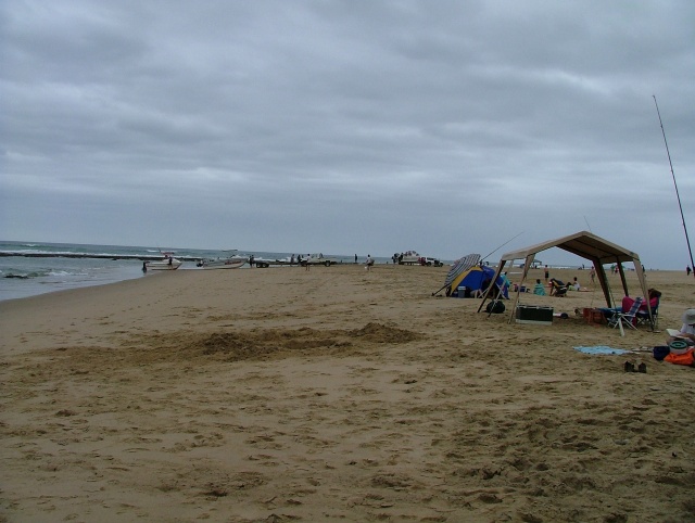 Beaucoup de monde est installé pour profiter de la plage