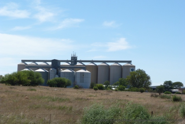 La région est essentiellement agricole comme en témoignent ces énormes silos de stockages