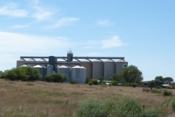 La région est essentiellement agricole comme en témoignent ces énormes silos de stockages