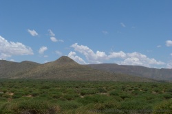 En face des dunes, une belle chaîne de montagnes
