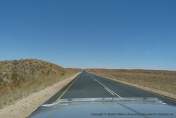 Nous traversons les paysages familiers du désert du Kalahari