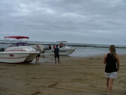 La principale attraction, c'est quand les bateaux arrivent pleins gaz pour s'échouer sur la plage