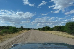 Nous entrons en Namibie par une belle piste de gravier qu'on appelle gravel