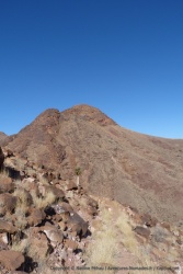 Un sentier mène jusqu'à la cime du cratère du volcan