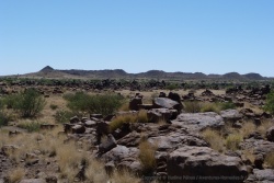 Surgis e nulle part, des rochers noirs s'entassent sous toutes les formes
