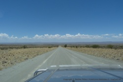 Une fois de plus, notre piste s'enfonce dans l'infini namibien