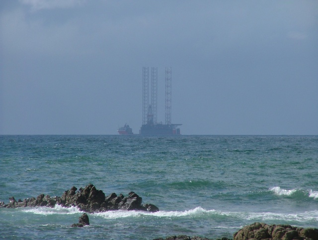 Ce n'est pas notre porte-containers qu'on voit passer au loin, peut-être une plateforme pétrolière ?