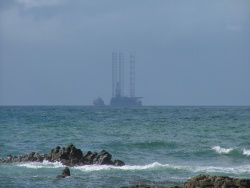 Ce n'est pas notre porte-containers qu'on voit passer au loin, peut-être une plateforme pétrolière ?