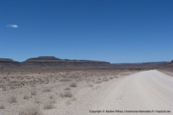 Après toutes ces montagnes, nous retrouvons les immenses étendues désertiques