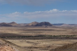 Les sable et la savane aride font leur apparition