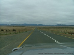 Paysages désolés du Karoo le long de la nationale qui remonte à Joburg