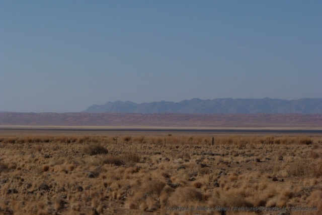 Les montagnes noires de Tiras contrastent avec le sable rouge du désert du Namib