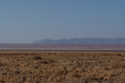 Les montagnes noires de Tiras contrastent avec le sable rouge du désert du Namib