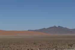 Spectacle fascinant des dunes rencontrant les montagnes