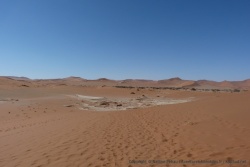 Entre les dunes rouges des cuvettes tapissées de sable blanc