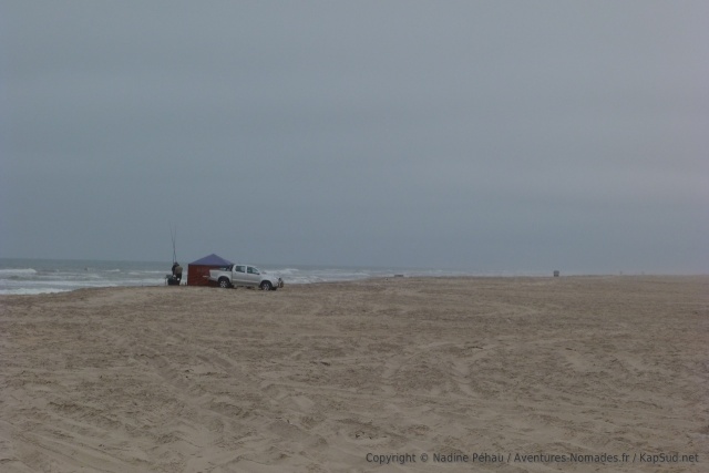 Tout le long de la Skeleton Coast, des pêcheurs acharnés investissent la plage