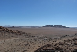 Une piste longe le Messum Crater avant de s'enfoncer en son coeur
