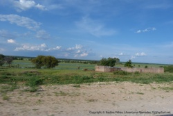 Sur les bords de la rivière Okavango, les habitations en roseaux font leur apparition