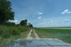 Souvent, la piste longe la rivière et ses vastes panoramas