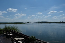 Depuis la terrasse du bar, on peut admirer les brumes des chutes Victoria