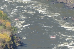 Les aventuriers affrontent les rapides du Zambèze en pneumatiques ou petit kayak