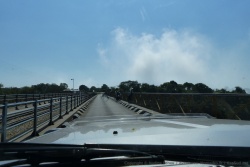 Très impressionnant de passer sur le pont qui surplombe les chutes Victoria dont on perçoit le nuage de brumes