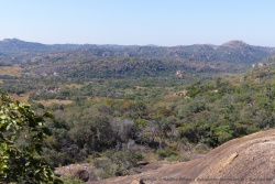 Les reliefs contrastés de Matobo sont souvent couverts de forêts mais parfois des clairières 