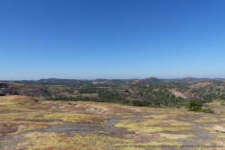 Les roches foncées sont colonisées par de jolis lichens de toutes les couleurs