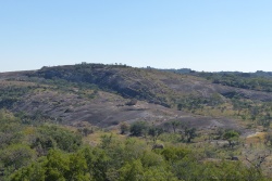 La rondeur des montagnes érodées contraste avec la rudesse naturelle du granit