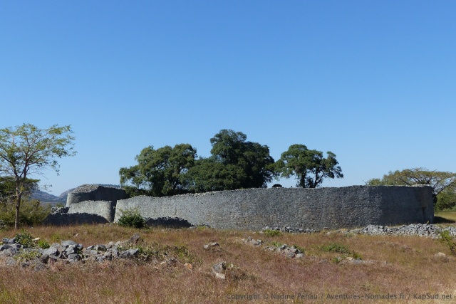 Les murs d'enceinte de plusieurs mètres de haut sont aussi d'une largeur impressionnante
