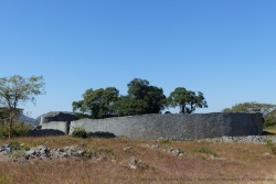 Les murs d'enceinte de plusieurs mètres de haut sont aussi d'une largeur impressionnante