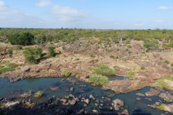 Des berges rocheuses au relief accidenté