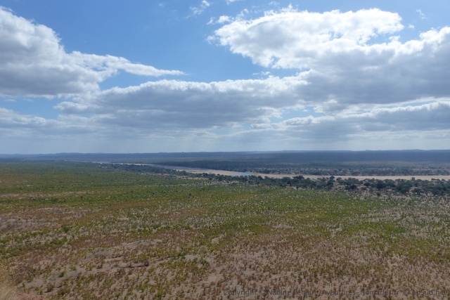 La rivière trace une véritable saignée dans la savane environnante