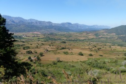 Au pied des montagnes, une vallée fertile abrite les habitants
