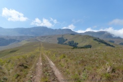 La piste se déroule sur les crêtes d'une montagne