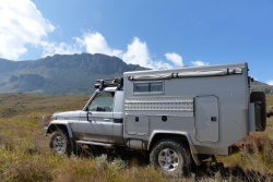Notre valeureux Totoy devant le mont Nyangani, point culminant du Zimbabwe