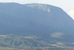 De la vallée, on se rend mieux compte de la hauter vertigineuse des chutes de Mutarazi