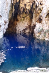 Les grottes de Chinhoyi sont réputées pour leur bassin naturel d'un bleu cobalt surprenant
