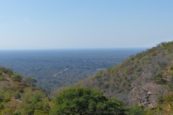 En haut de l'escarpement, nous pouvons voir la piste qui mène à Mana Pools