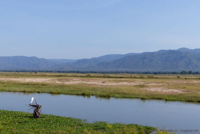 De l'autre côté du Zambèze, les montagnes du Lower Zambezi NP en Zambie