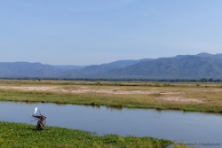De l'autre côté du Zambèze, les montagnes du Lower Zambezi NP en Zambie